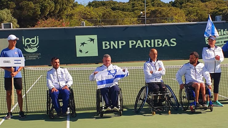 נבחרת ישראל בטניס בכיסאות גלגלים עם מדליית הכסף באליפות העולם