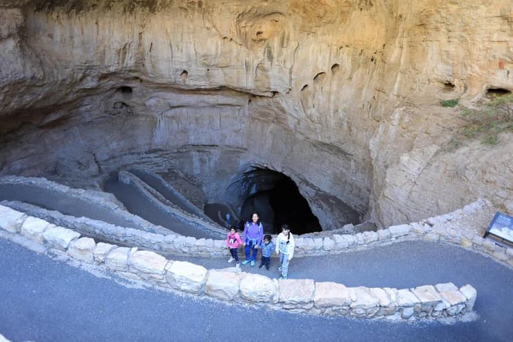 הירידה למערת קרלסבד