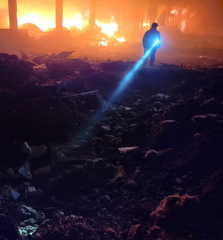 שריפה ב מחסן ב אודסה בעקבות פגיעת טיל מתקפה של רוסיה על אוקראינה מלחמה