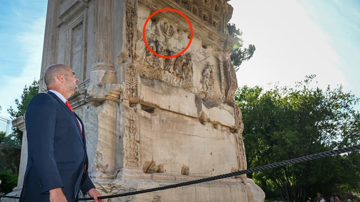 יו"ר הכנסת אמיר אוחנה בשער טיטוס ברומא ליד תבליט המנורה