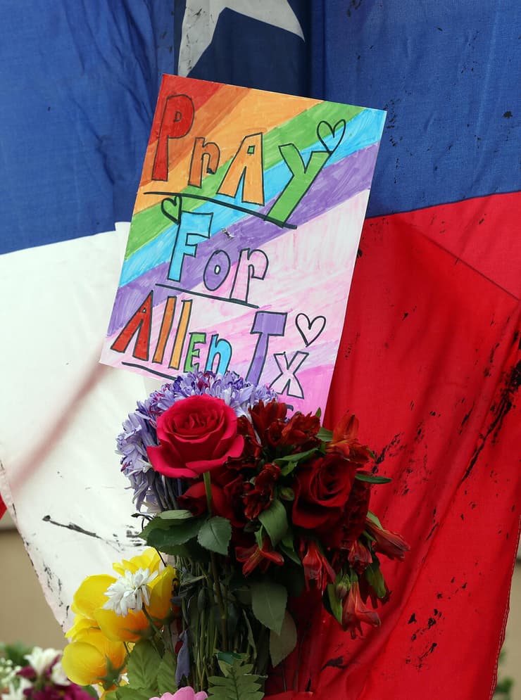 פרחים לזכר קורבנות ה טבח ירי ב אלן טקסס ארה"ב 