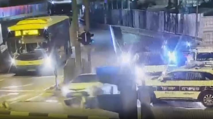 תיעוד התנגשות הרכב הגנוב בעמוד באזור ירושלים בתום מרדף משטרתי