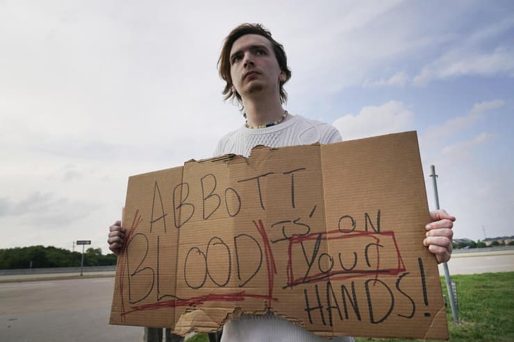 הפגנה נגד מושל טקס גרג אבוט בעקבות טבח ב אלן טקסס ארה"ב