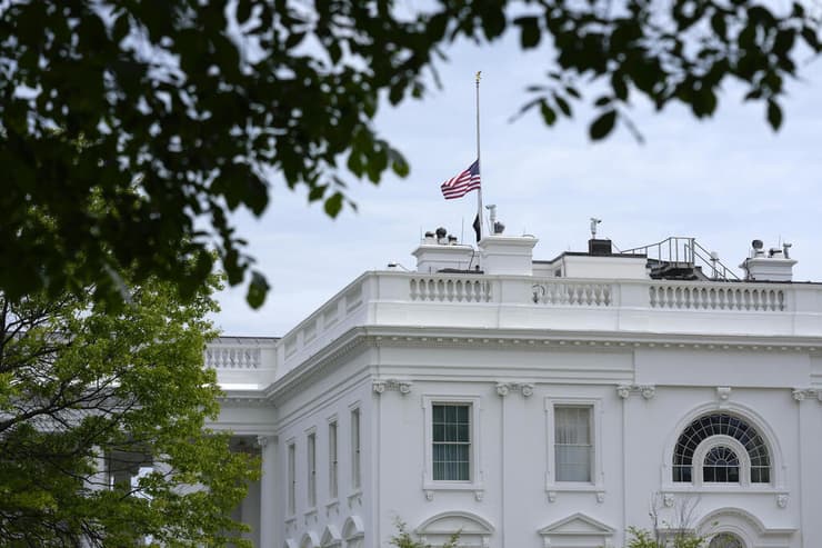דגל ארה"ב ב בית הלבן מורד לחצי התורן לזכר קורבנות הטבח ב אלן טקסס ארה"ב