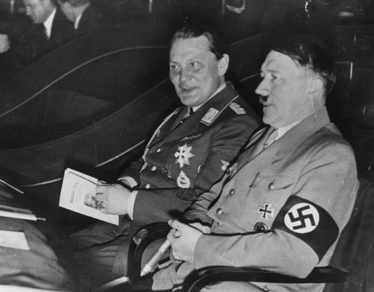 היטלר לצד גרינג, בימים אחרים. המברק השפיע עליו מאוד