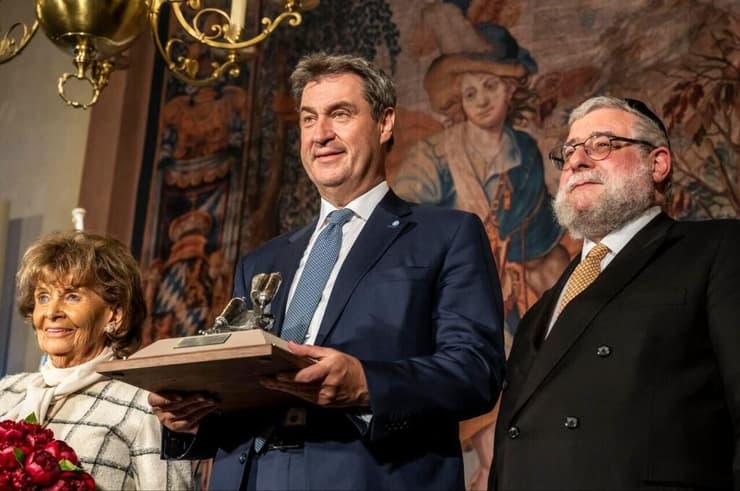 הרב פנחס גולדשמידט, ראש ממשלת בוואריה מרקוס זדר ושרלוט קנובלוך