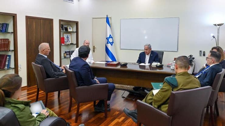 ראש הממשלה בנימין נתניהו בהערכת מצב ביטחונית טלפונית מהקריה בתל אביב