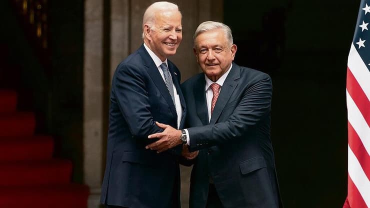 ג'ו ביידן עם נשיא מקסיקו אנדרס מנואל לופס אוברדור