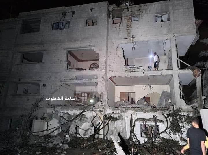 תיעוד: פגיעה בבניין מגורים במהלך תקיפה באזור דיר אל בלח