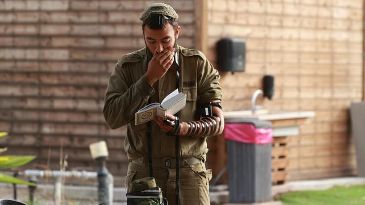 חיילים בקיבוץ ניר עם