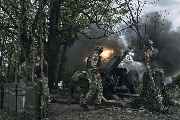 חיילים של צבא אוקראינה באזור העיר בחמוט