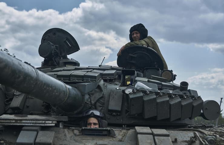 חיילים של צבא אוקראינה באזור העיר בחמוט
