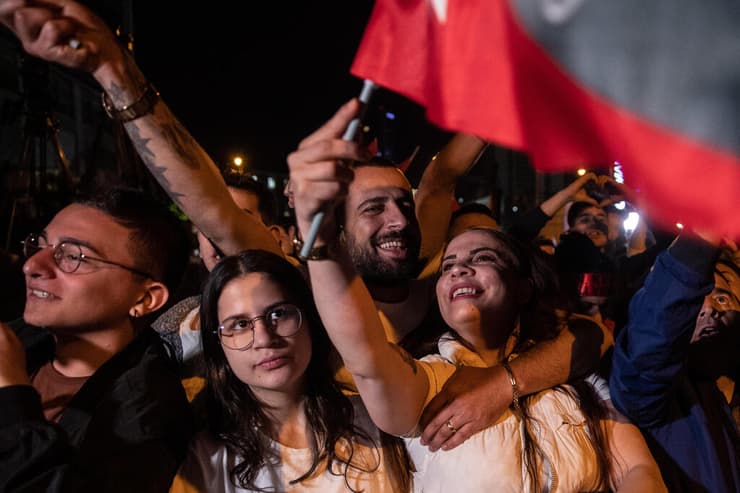 בחירות טורקיה תומכי כמאל קיליצ'דראולו ב מטה מפלגתו ב אנקרה