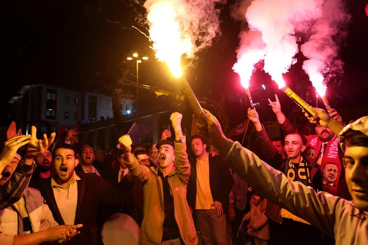 בחירות טורקיה תומכי רג'פ טאיפ ארדואן ב איסטנבול עם הגעת התוצאות