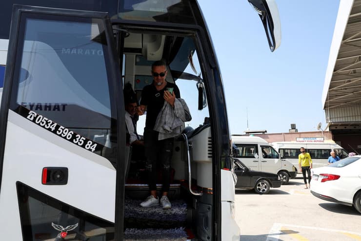 טורקיה בחירות ל פרלמנט ו ל נשיאות בין רג'פ טאיפ ארדואן ו כמאל קיליצ'דראולו פליט מ הטאי מגיע מ איסטנבול הביתה להצביע אוטובוס