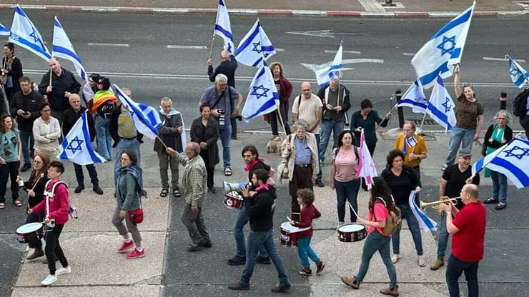 הפגנה מול עיריית חיפה במחאה על חוק הארנונה