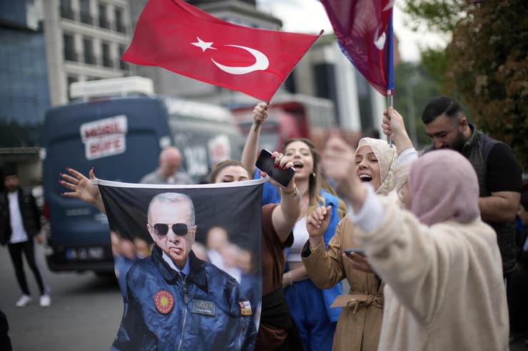 טורקיה תומכות של רג'פ טאיפ ארדואן ליד מטה מפלגת השלטון בחירות
