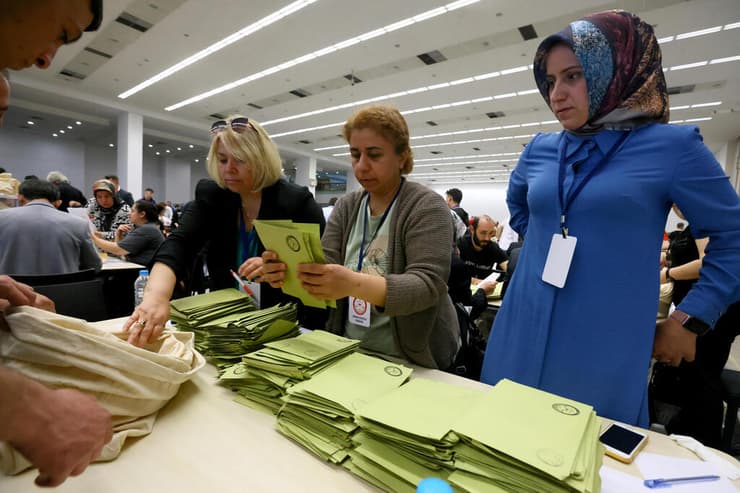 טורקיה ספירת קולות ב בחירות ל פרלמנט ו ל נשיאות בין רג'פ טאיפ ארדואן ו כמאל קיליצ'דראולו
