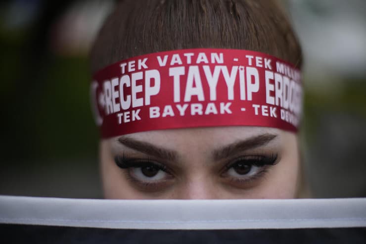 טורקיה תומכות של רג'פ טאיפ ארדואן ליד מטה מפלגת השלטון בחירות