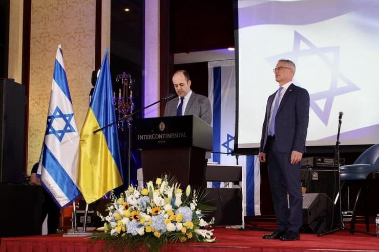 סגן שר החוץ האוקראיני מקסים סובח ושגריר ישראל מיכאל ברודסקי בטקס קבלת פנים לרגל 75 שנים לישראל
