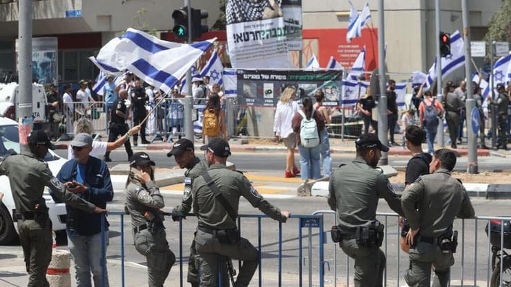 הפגנה עם דגלי ישראל מול ציון יום הנכבה באוניברסיטת תל אביב
