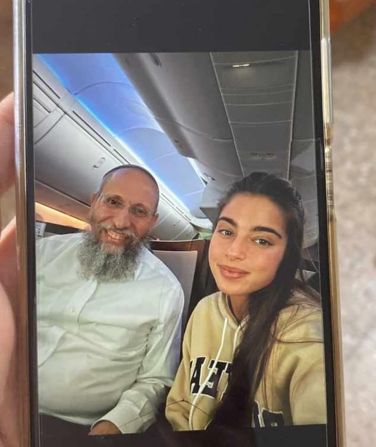הצילום של נועה קירל לצד הרב רימון במטוס