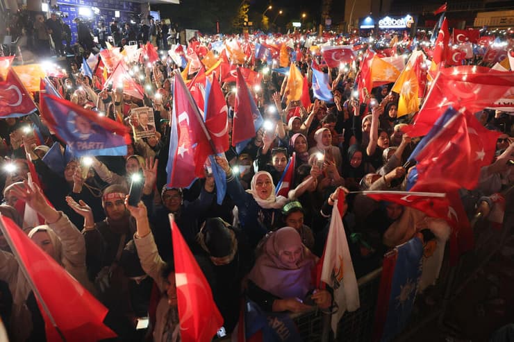 בחירות טורקיה תומכים ליד מטה מפלגת השלטון של רג'פ טאיפ ארדואן 