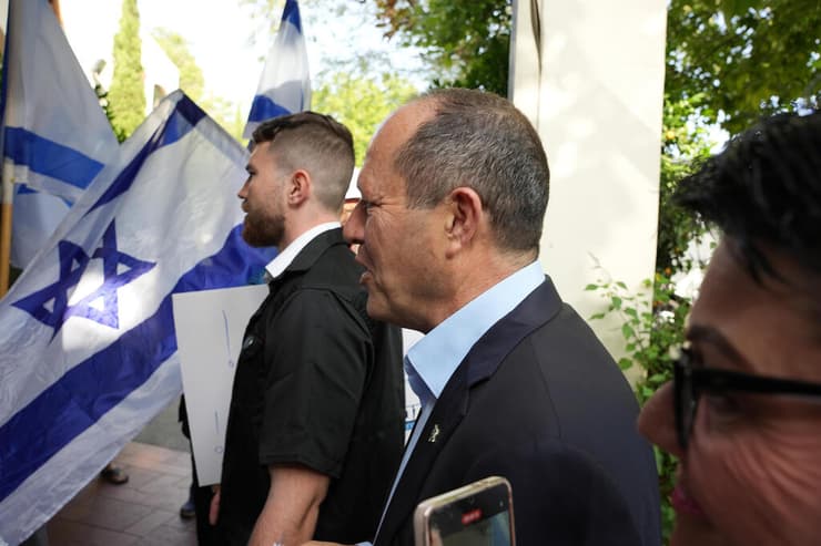 מאבטחיו של ניר ברקת מרחיקים מפגינים באלימות בכפר בלום