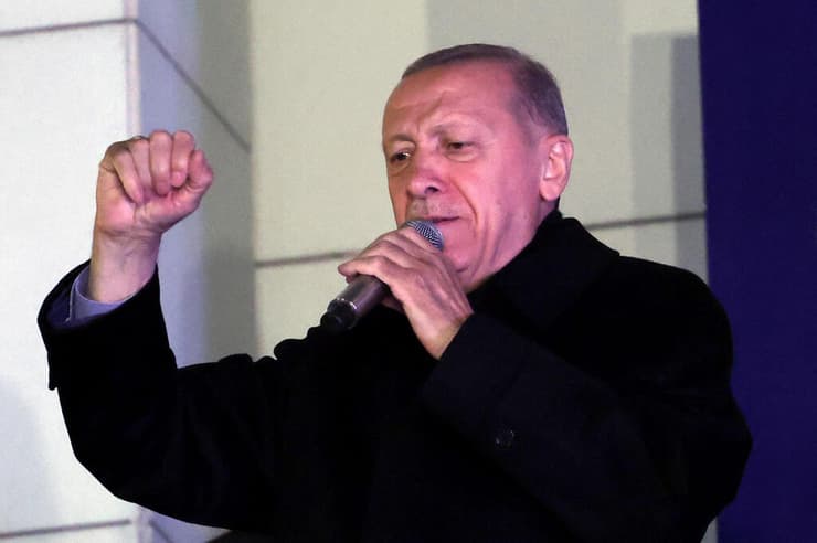 בחירות טורקיה מטה מפלגת השלטון של רג'פ טאיפ ארדואן נאום מרפסת