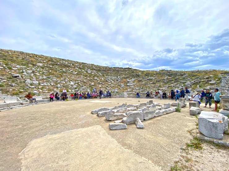 שרידי התיאטרון העתיק באי דלוס