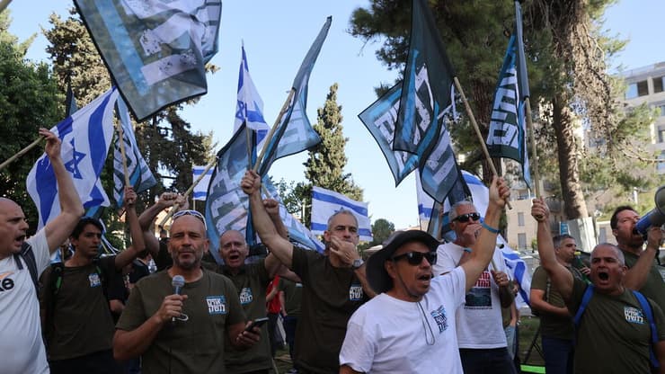 מחאת המילואימניקים מחוץ לביתו של יצחק גולדקנופף נגד "חוק ביזת הארנונה"