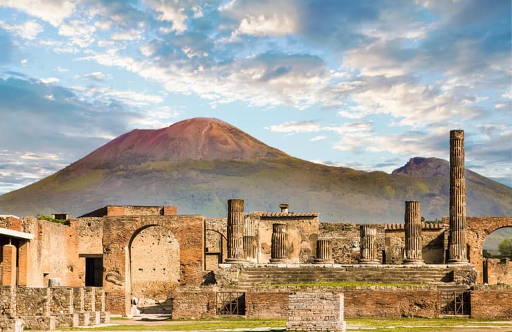 העיר הרומית העתיקה פומפיי למרגלותיו של הר הגעש וזוב