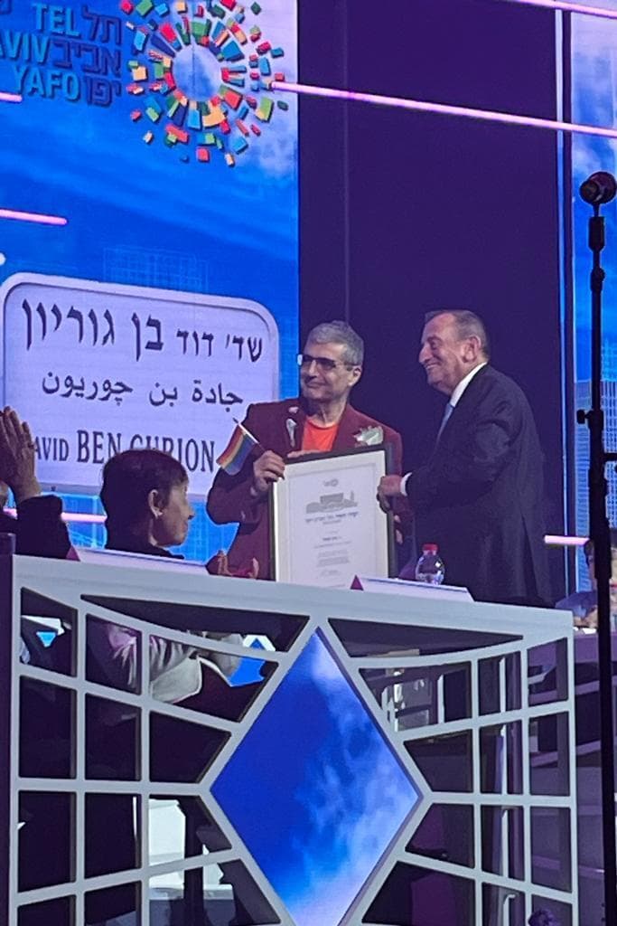 ראש העיר רון חולדאי מעניק לאבי סופר את אות "יקיר העיר תל אביב - יפו"