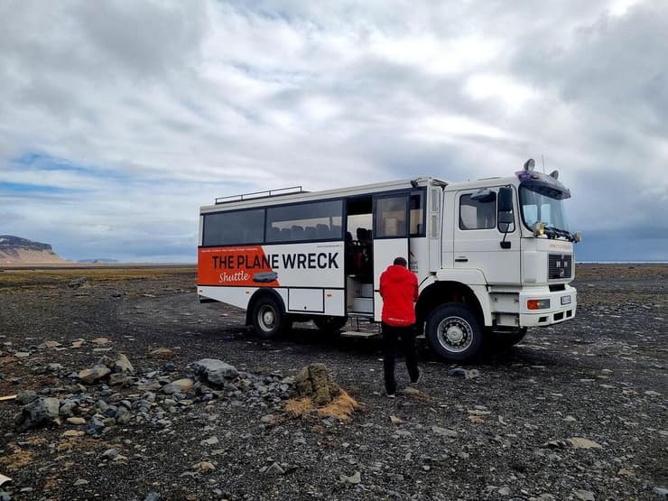אוטובוס ההסעות לשברי המטוס באיסלנד
