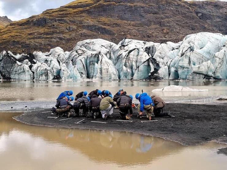 מתכוננים לטיפוס על הקרחון באיסלנד