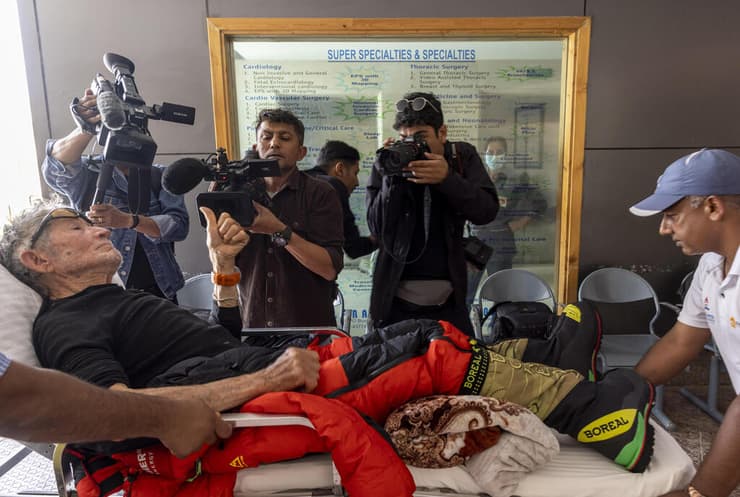 מטפס ההרים קרלוס סוריה מגיע לבית חולים ב קטמנדו אחרי שחולץ כשנפצע בדרך לפסגת הר דאולגירי ב נפאל