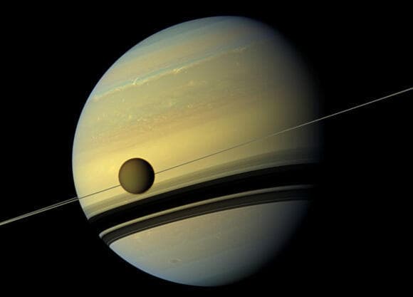 טיטאן ועוד 144. בינתיים. הירח הגדול של שבתאי על רקע כוכב הלכת וטבעותיו בצילום של החללית קסיני