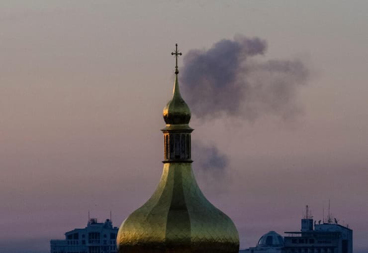 פיצוצים ועשן ב קייב אוקראינה מתקפת טיל טילים של רוסיה מלחמה
