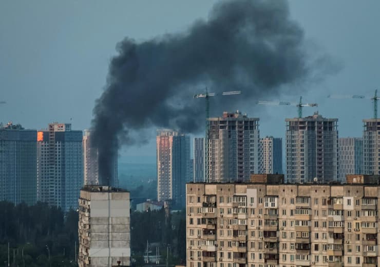 פיצוצים ועשן ב קייב אוקראינה מתקפת טיל טילים של רוסיה מלחמה