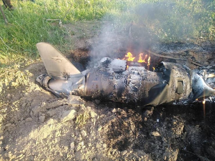 שרידי טיל שיוט רוסי שנפלו ב חצר בית פרטי ב קייב אוקראינה מלחמה רוסיה