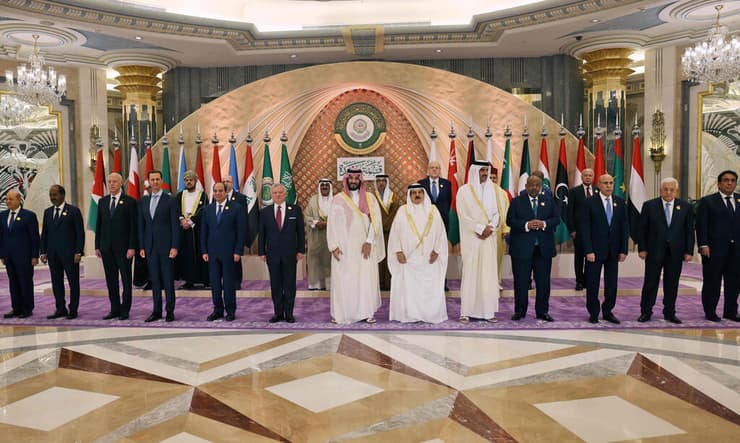 נשיא סוריה בשאר אסד ב ג'דה פסגה ליגה ערבית לצד מוחמד בן סלמאן , עבד אל-פתאח א-סיסי , אבו מאזן מנהיגי ערב נוספים