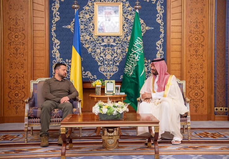 נשיא אוקראינה וולודימיר זלנסקי עם יורש העצר מוחמד בן סלמאן ב פסגת הליגה הערבית ב ג'דה סעודיה