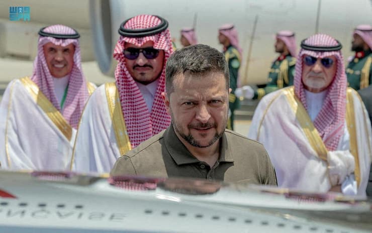 נשיא אוקראינה וולודימיר זלנסקי נוחת ב ג'דה סעודיה פסגת הליגה הערבית 