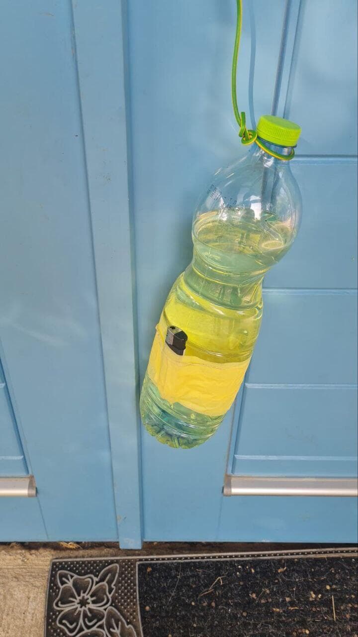 בקבוק הבנזין שהושאר על דלתות בקתות בית המלון