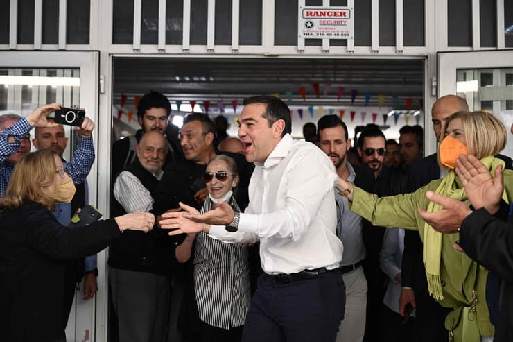יוון בחירות מנהיג מפלגת השמאל אלכסיס ציפרס פוגש בוחרים ב קלפי