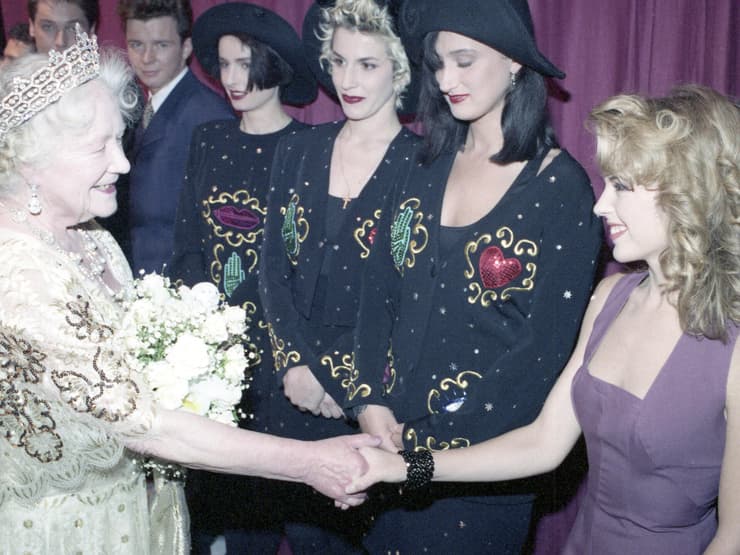 קיילי מינוג בפגישה עם אליזבת, המלכה האם, 1988