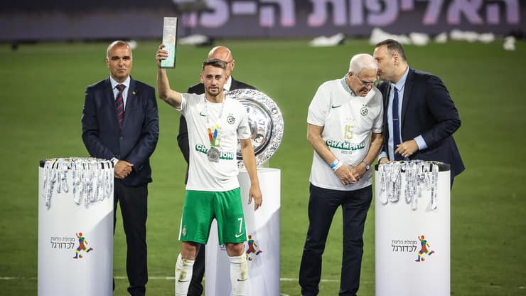 עומר אצילי מקבל את תואר שחקן העונה במדי מכבי חיפה (צילום: עוז מועלם ) עומר אצילי מקבל את תואר שחקן העונה