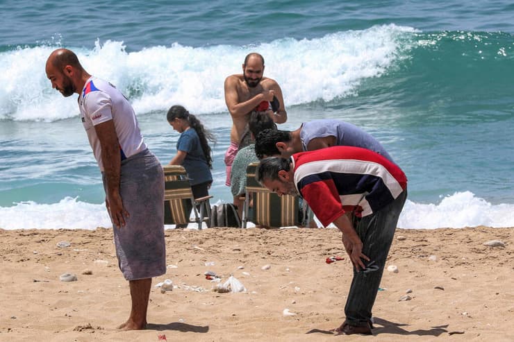 מוסלמים מתפללים ב חוף ב צידון לבנון בצל סערה אחרי שאישה הוטרדה בגלל לבוש לא-צנוע 