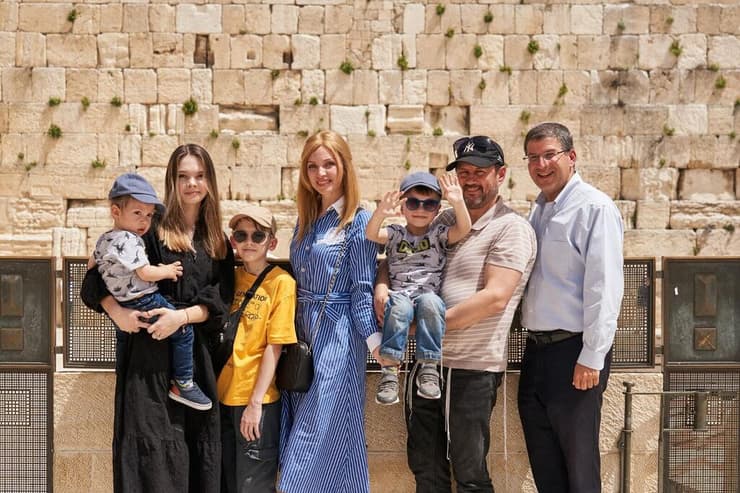 משפחת אגפוב עם הרב שאול פרבר ברחבת הכותל