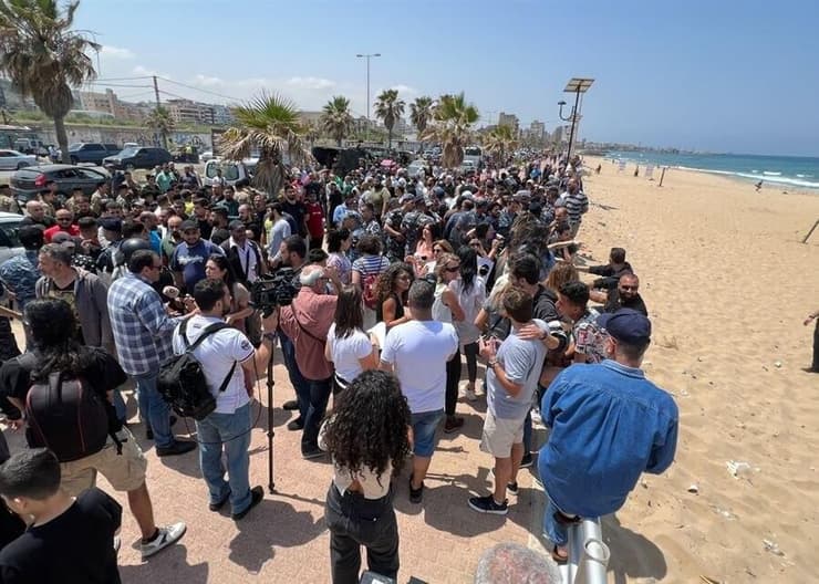 עימות ב חוף ציבורי ב צידון לבנון בין מפגינות הדורשות לאפשר לבוש חופשי לבין איסלאמיסטים סערה אחרי שנשים הוטרדו בחוף בגלל לבוש לא צנוע